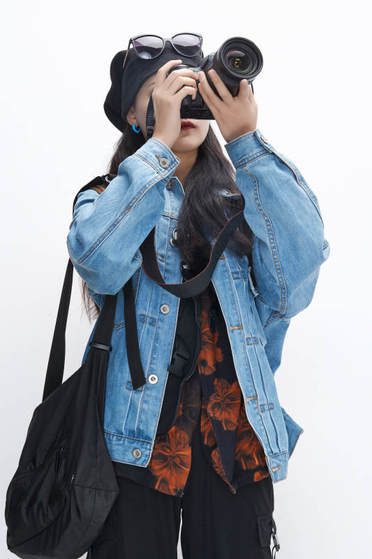 出门旅行手上拿着单反相机的美丽亚洲女孩图片