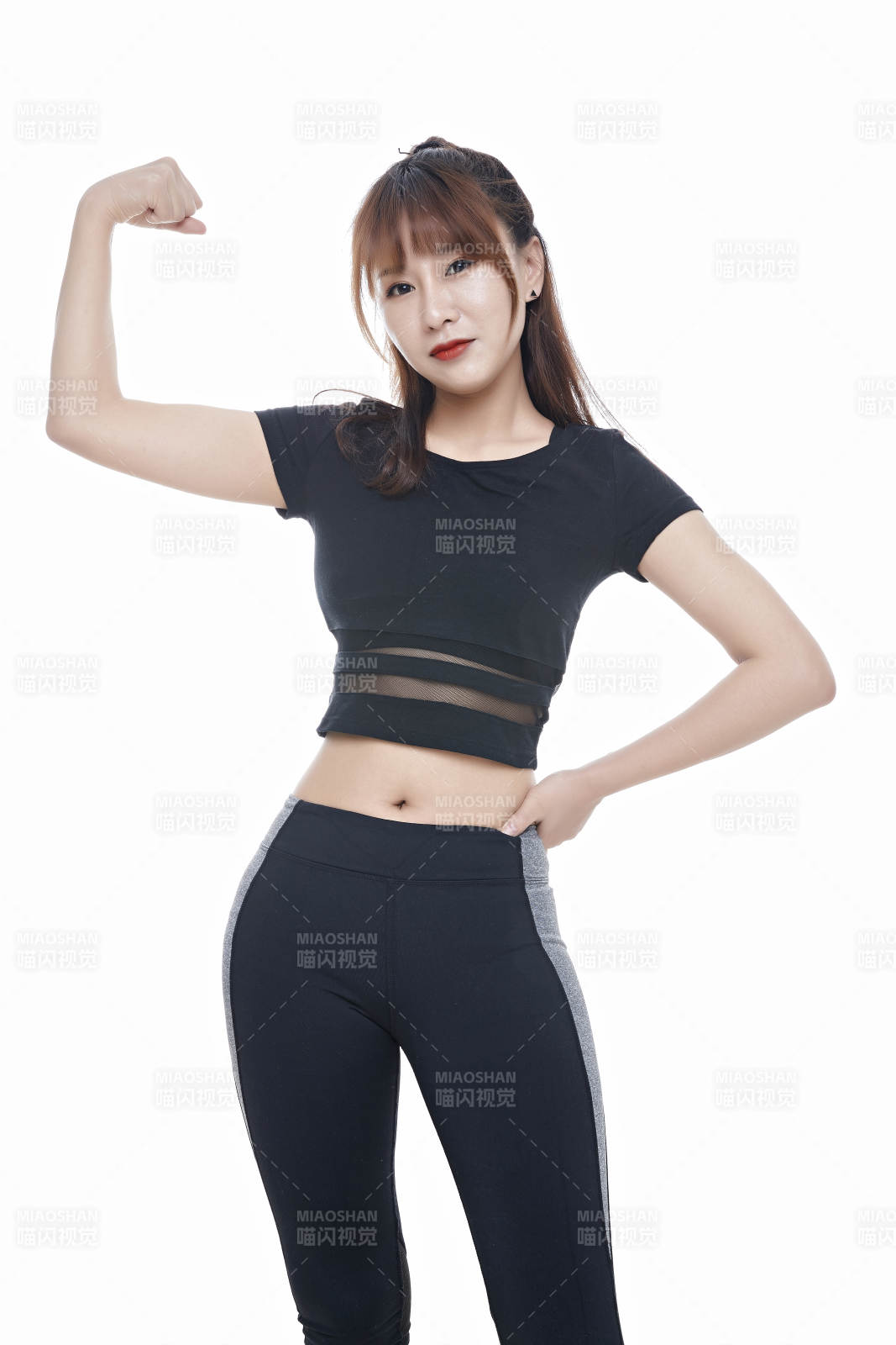 健身的青年女性图片