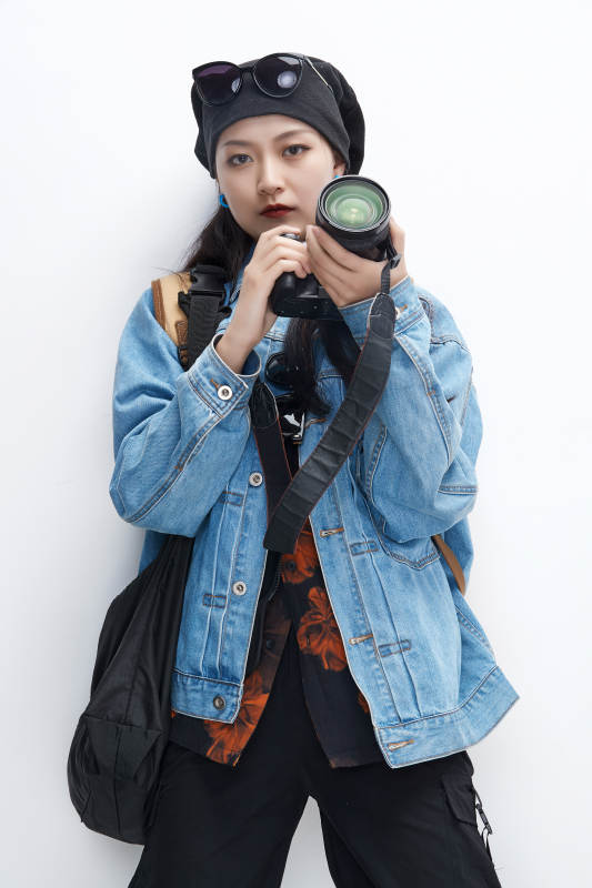 出门旅行手上拿着单反相机的美丽亚洲女孩图片