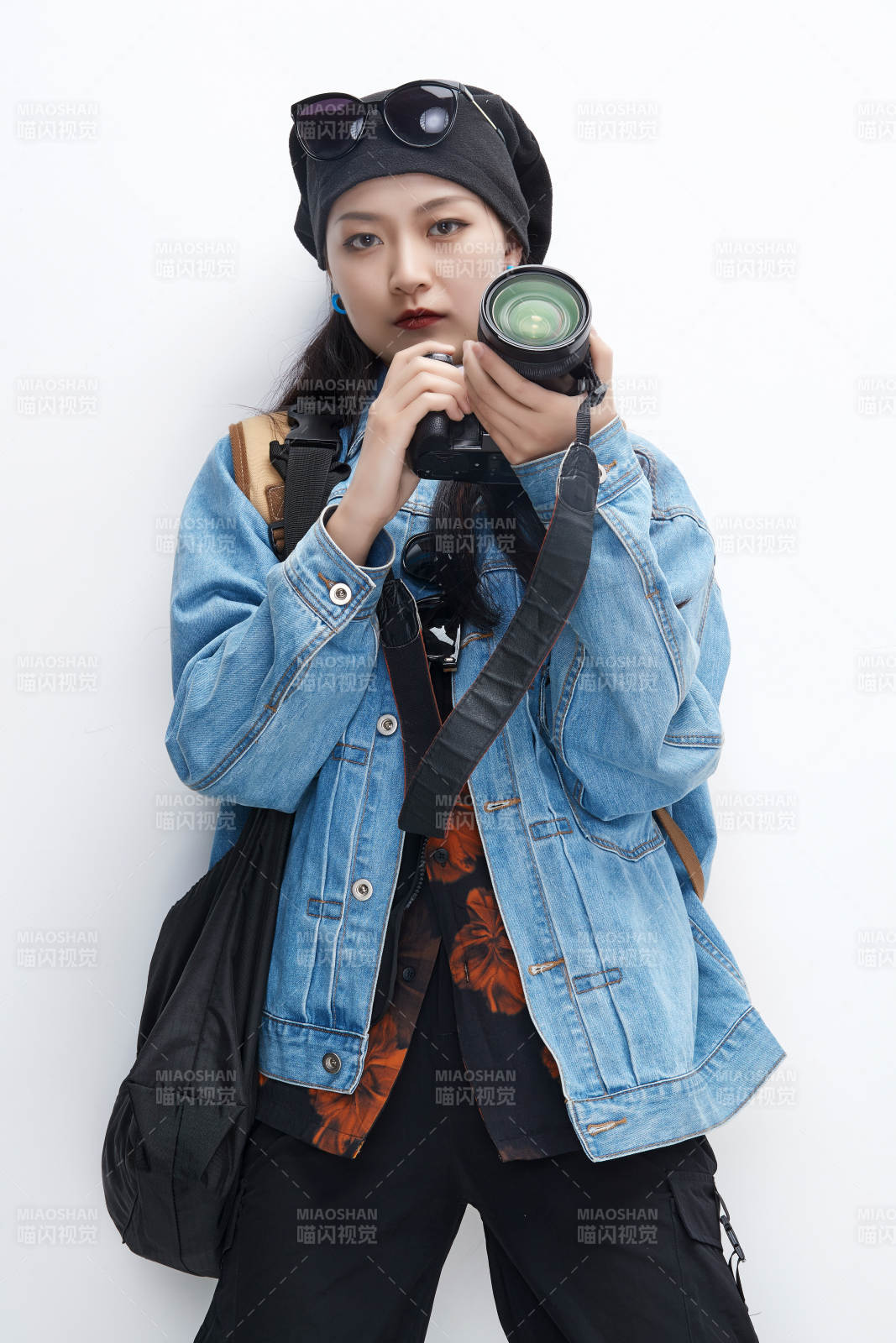 出门旅行手上拿着单反相机的美丽亚洲女孩图片