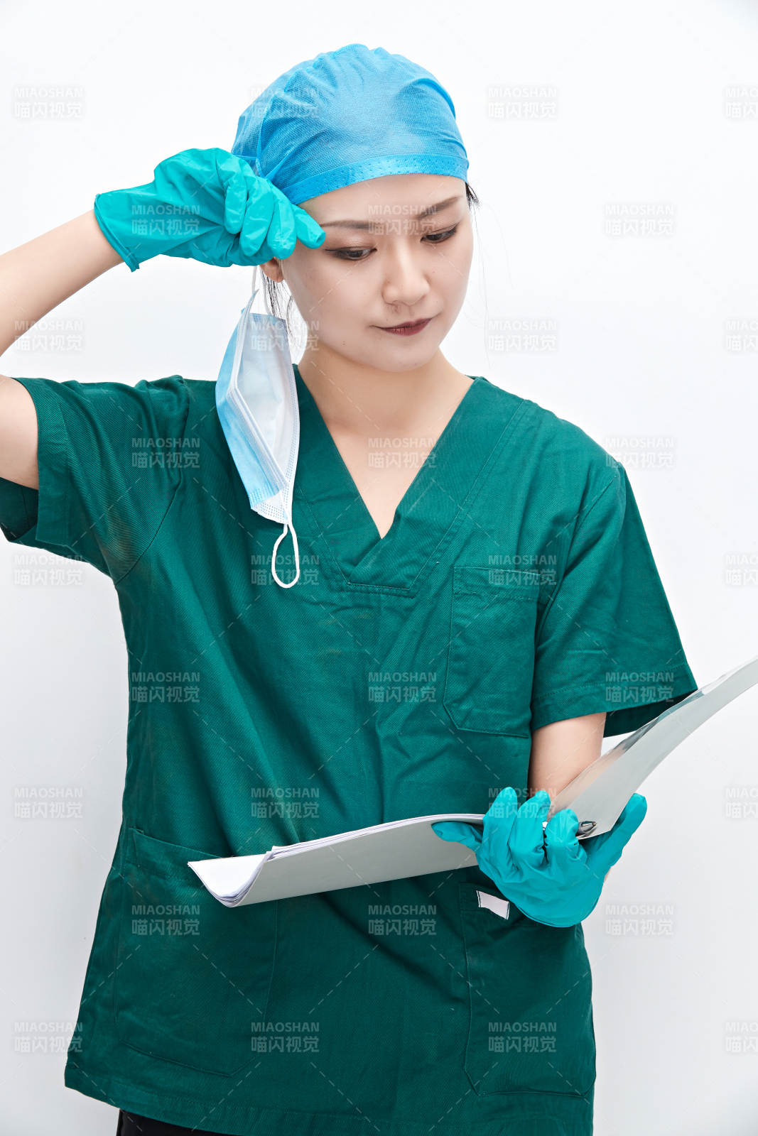白色背景下的外科手术医疗人员形象图片