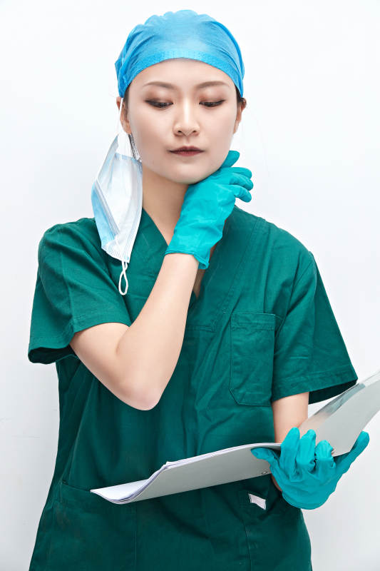 白色背景下的外科手术医疗人员形象图片