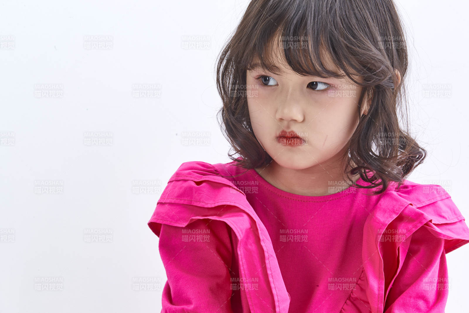 白色背景里坐在凳子上的可爱的亚洲小女孩儿童图片