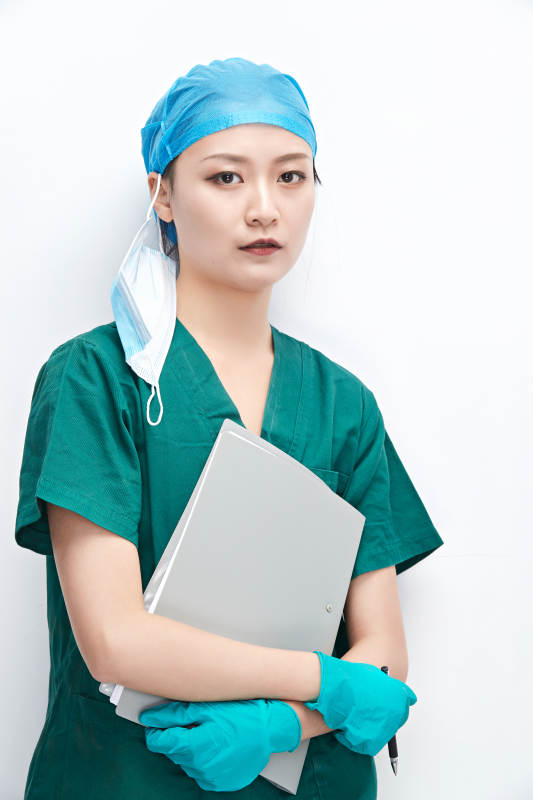 白色背景下的外科手术医疗人员形象图片