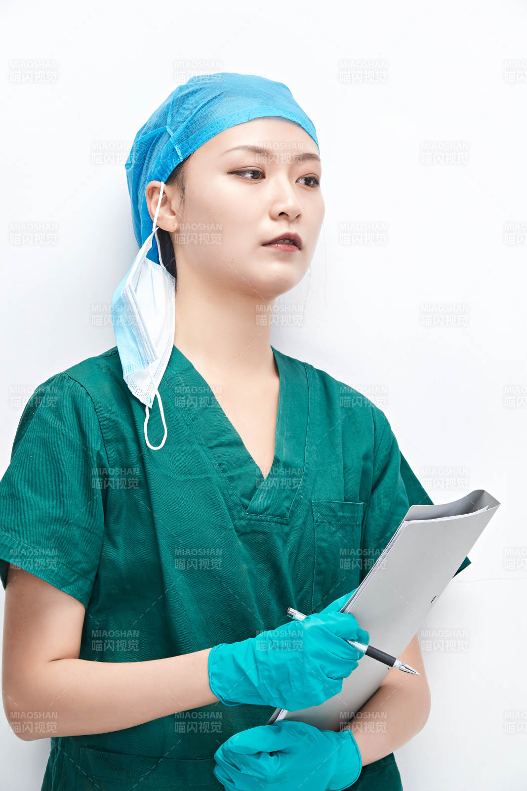 白色背景下的外科手术医疗人员形象图片