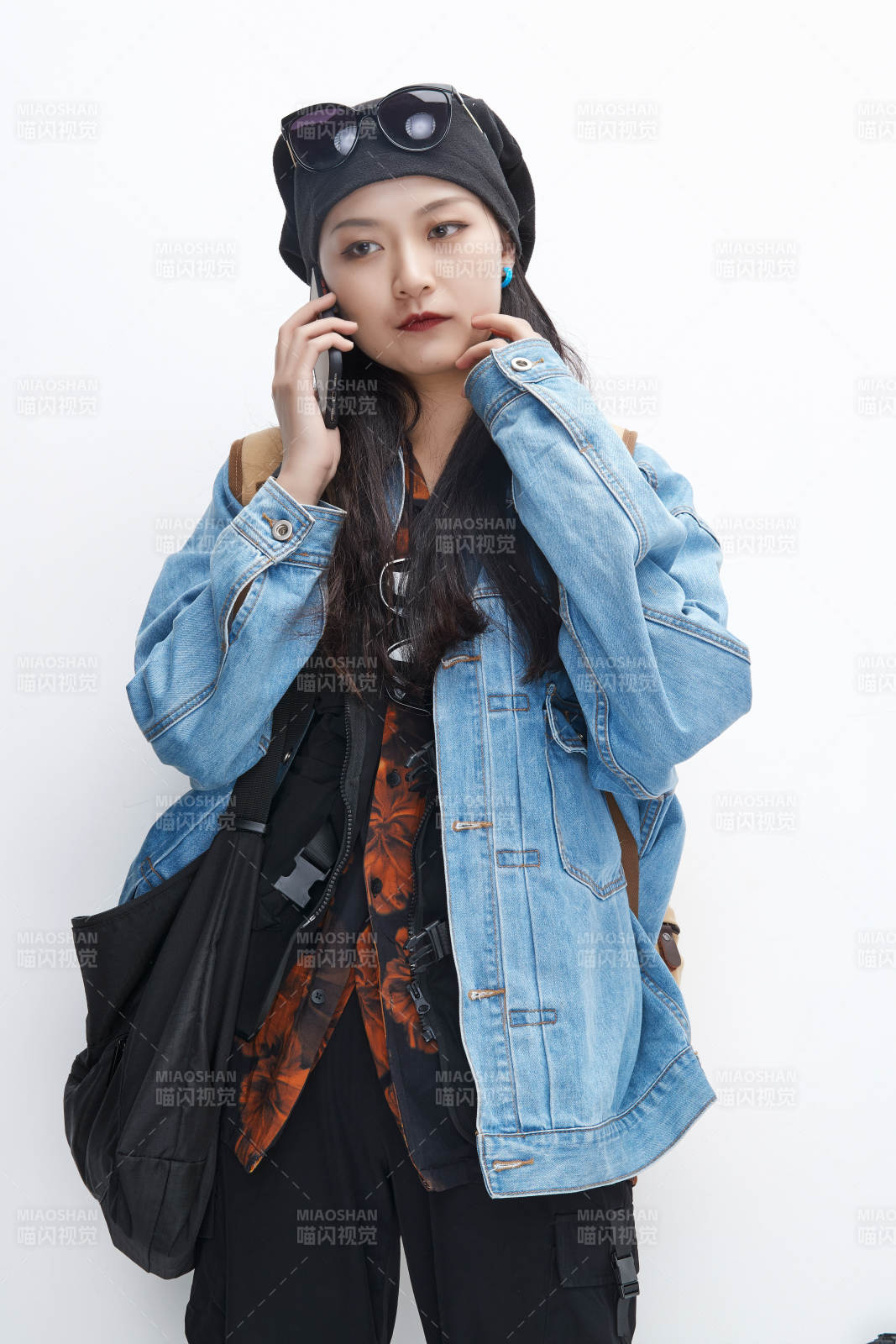 出门旅行手上拿着单反相机的美丽亚洲女孩图片