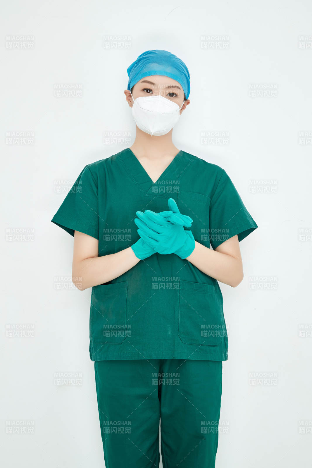 认真查看X光片的外科手术医生图片