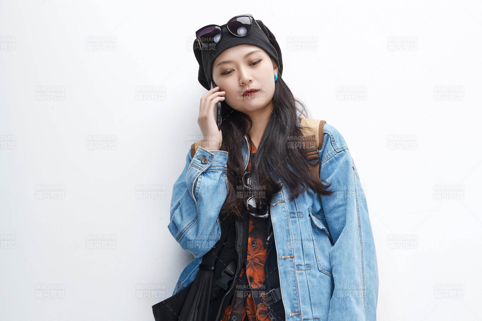 出门旅行手上拿着单反相机的美丽亚洲女孩图片