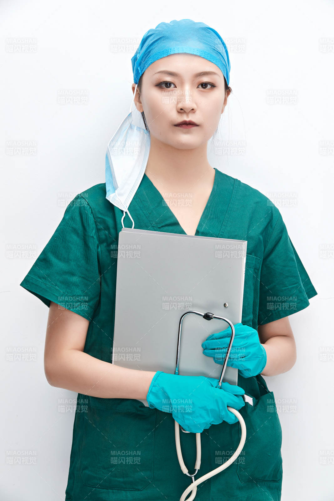 白色背景下的外科手术医疗人员形象图片