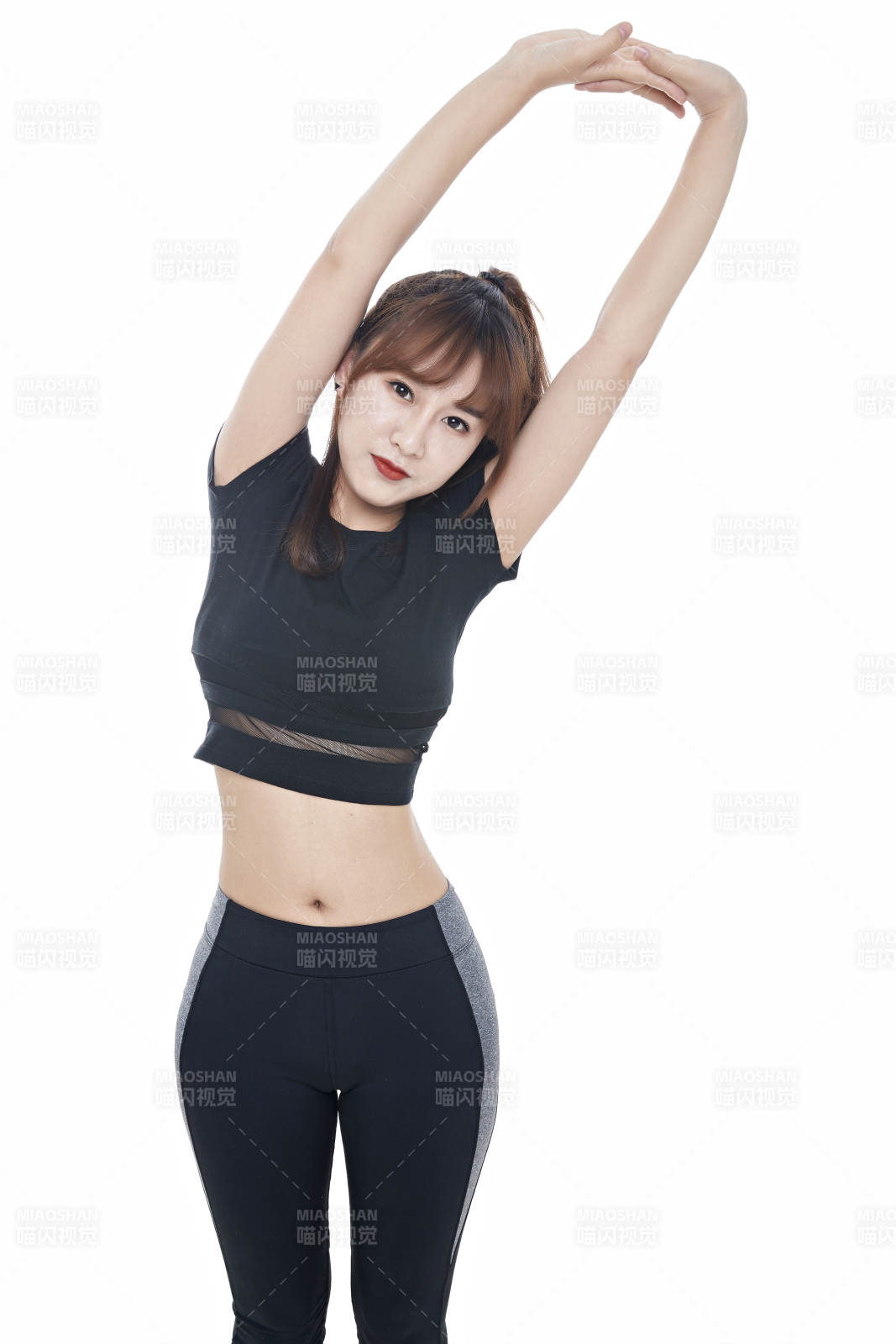 健身的青年女性图片