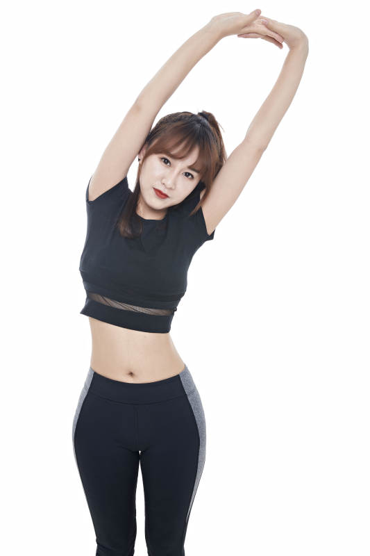 健身的青年女性图片