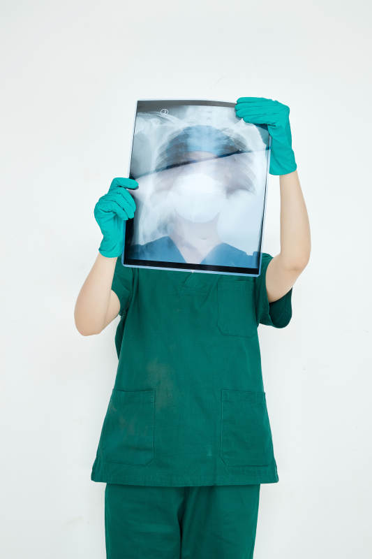 认真查看X光片的外科手术医生图片