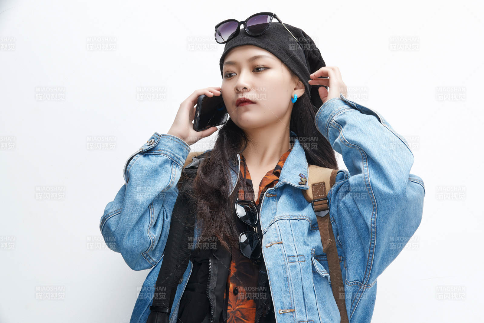 出门旅行手上拿着单反相机的美丽亚洲女孩图片