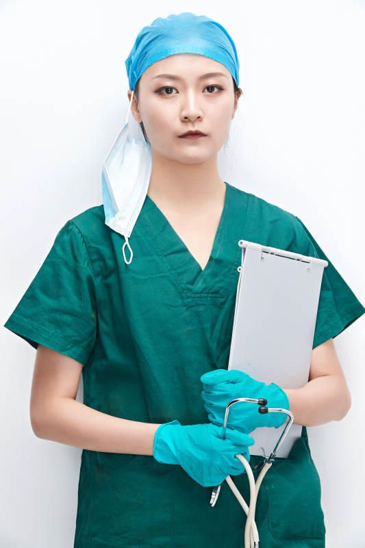 白色背景下的外科手术医疗人员形象图片