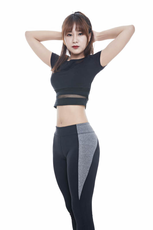 健身的青年女性图片