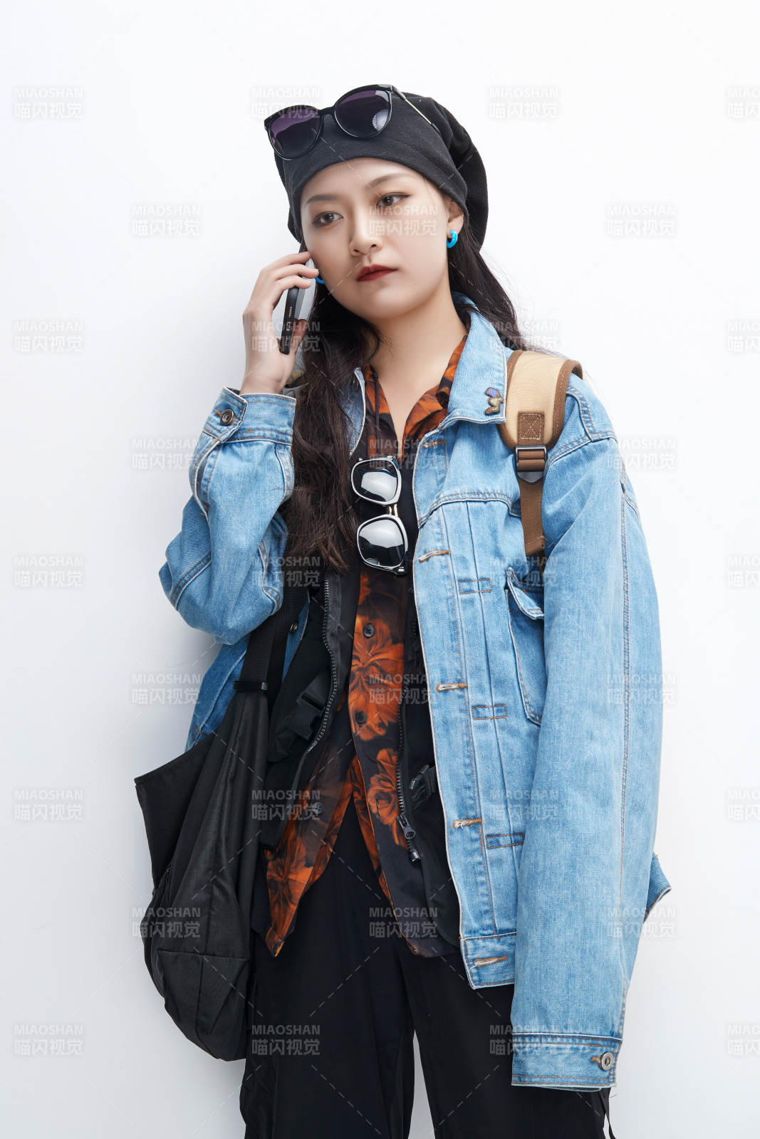 出门旅行手上拿着单反相机的美丽亚洲女孩图片