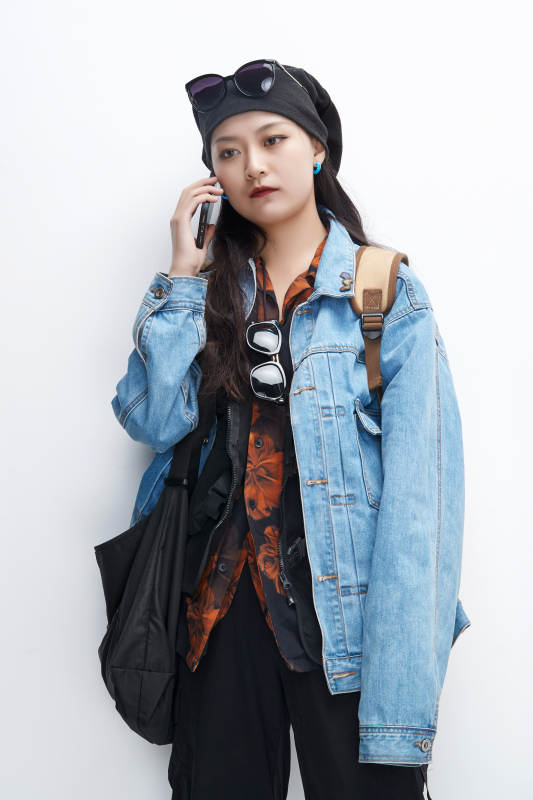 出门旅行手上拿着单反相机的美丽亚洲女孩图片