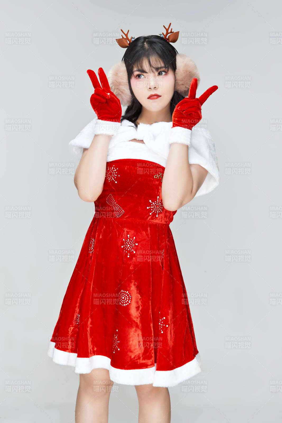 身穿圣诞服饰的性感可爱亚洲少女图片