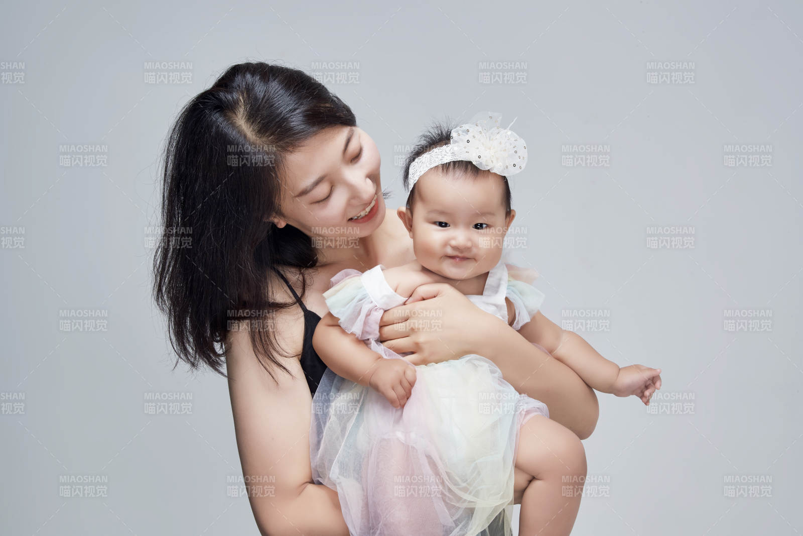 妈妈陪伴宝宝快乐的玩耍图片