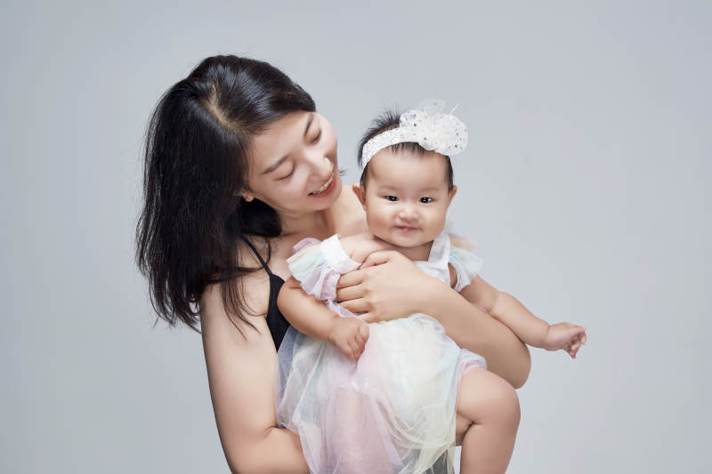 妈妈陪伴宝宝快乐的玩耍图片