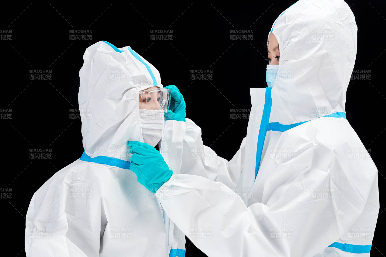 穿白色防护服佩戴护目镜口罩的防疫人员图片