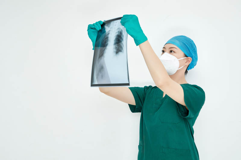 认真查看X光片的外科手术医生图片