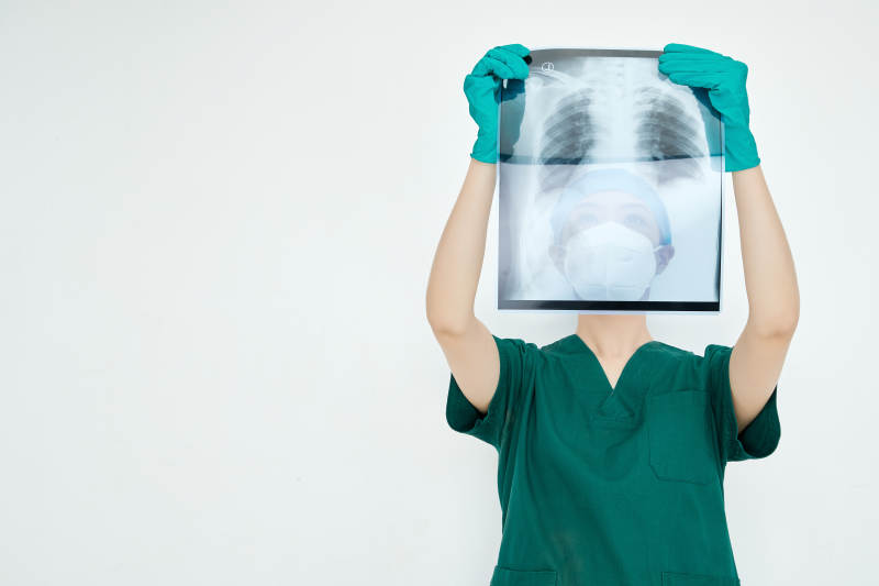 认真查看X光片的外科手术医生图片