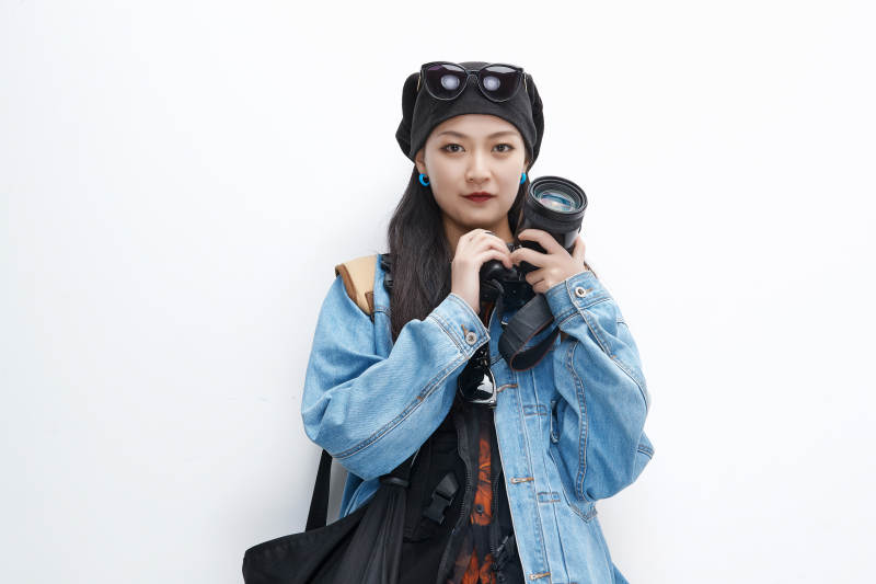 出门旅行手上拿着单反相机的美丽亚洲女孩图片