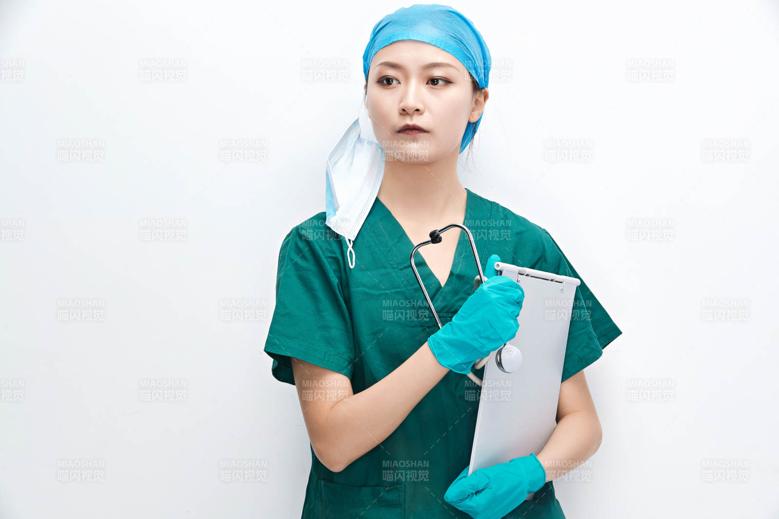 白色背景下的外科手术医疗人员形象图片