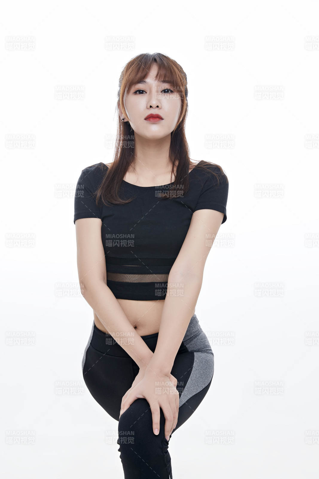 健身的青年女性图片