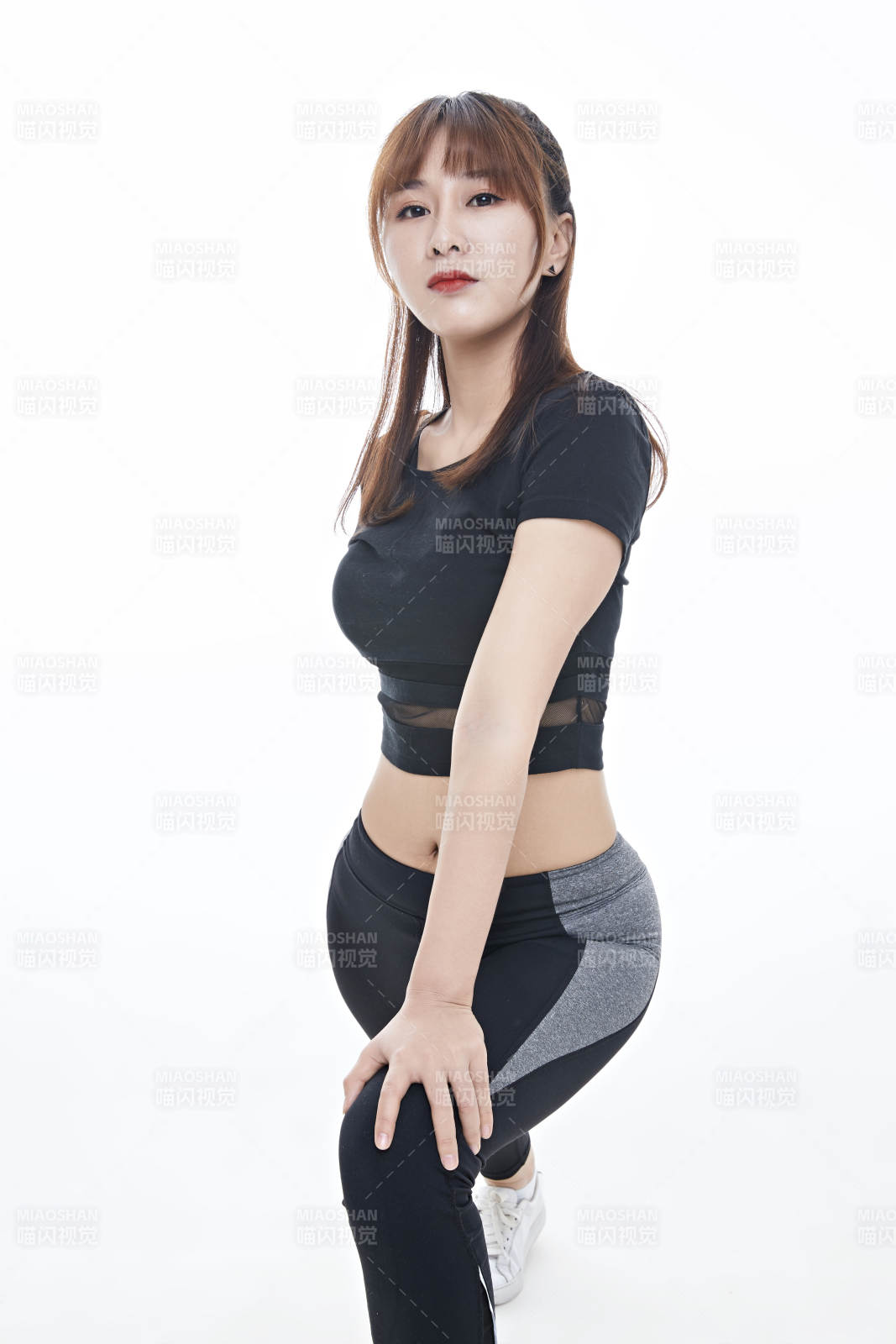 健身的青年女性图片