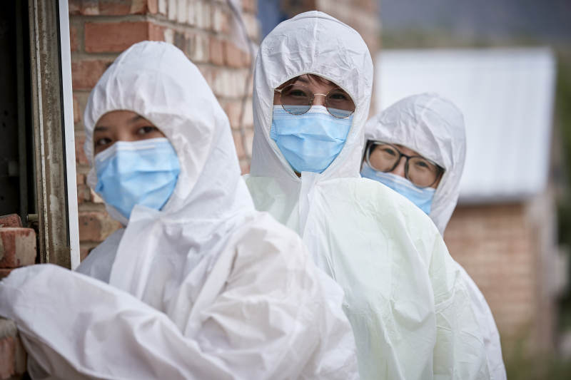 在养鸡场为家鸡检查的年轻饲养员图片