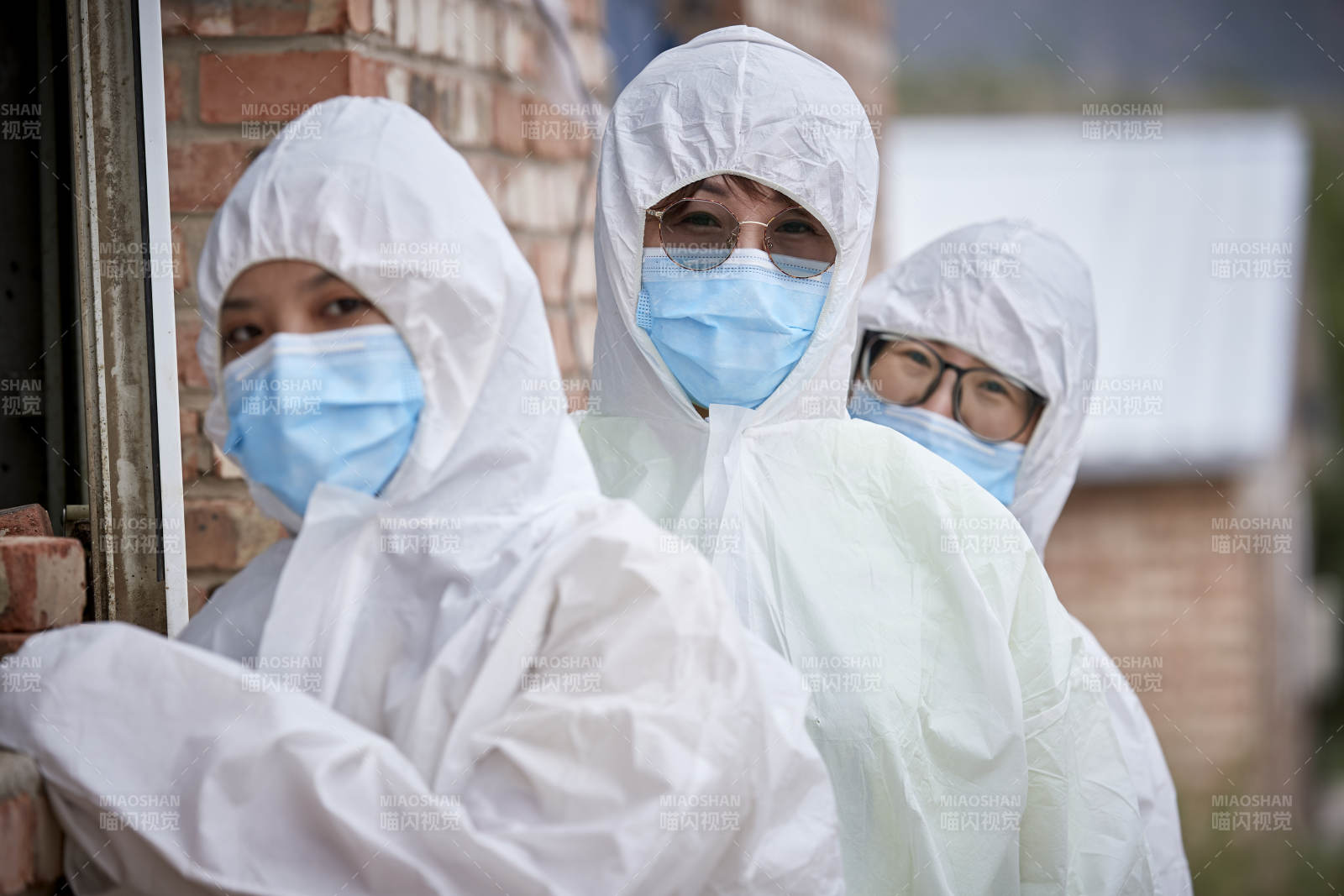 在养鸡场为家鸡检查的年轻饲养员图片