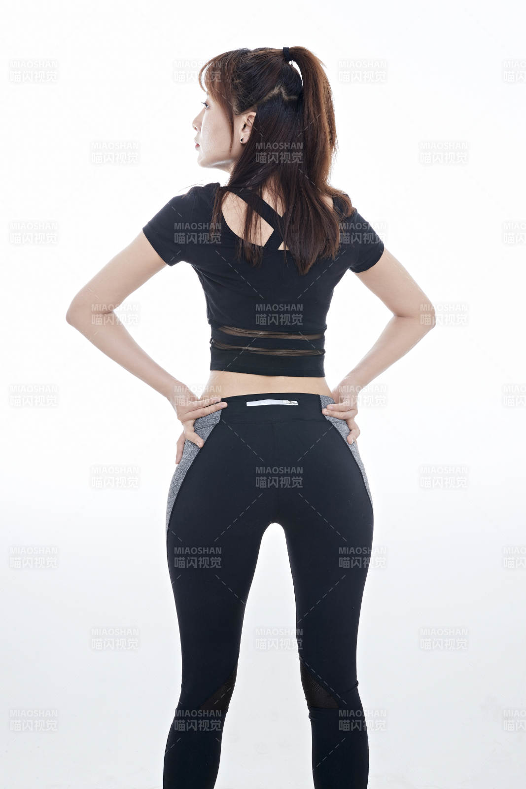 健身的青年女性图片