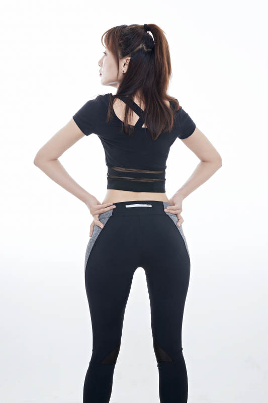 健身的青年女性图片