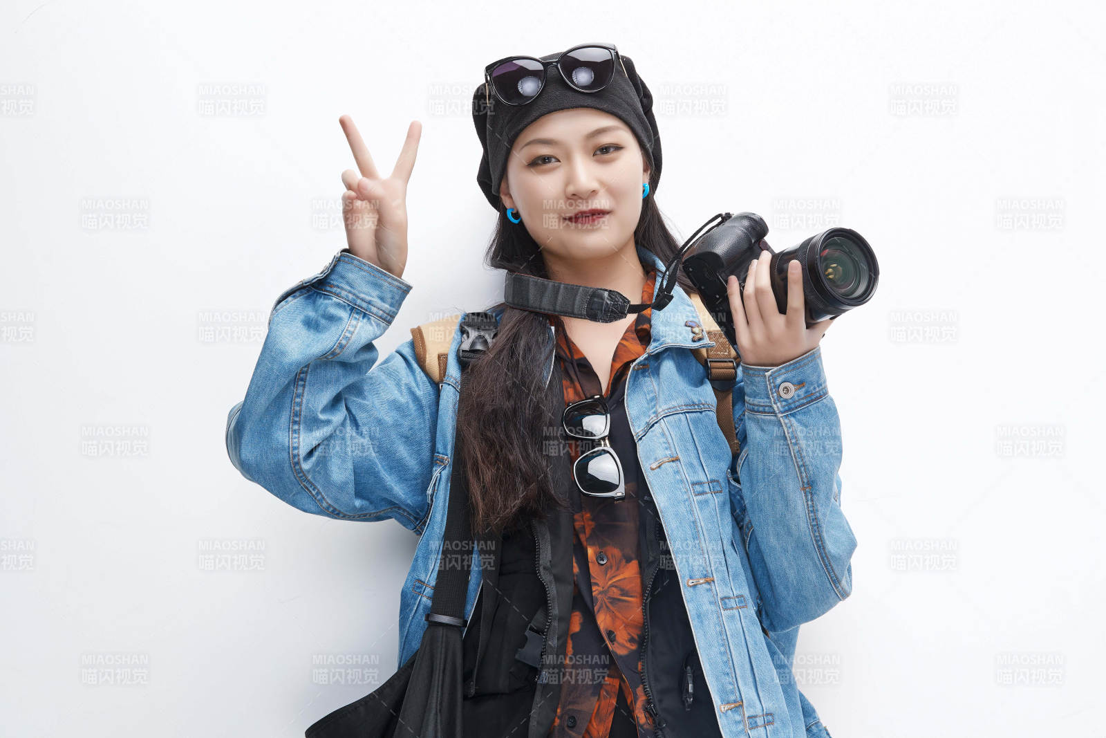 出门旅行手上拿着单反相机的美丽亚洲女孩图片