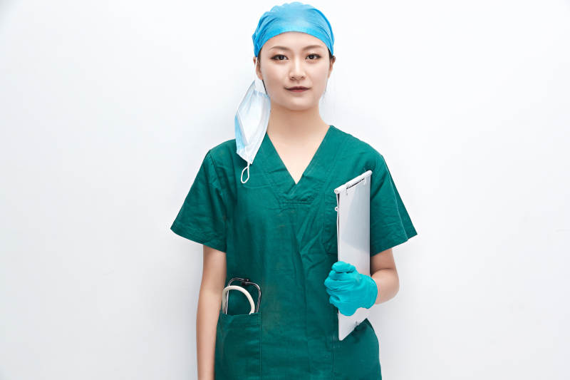 白色背景下的外科手术医疗人员形象图片
