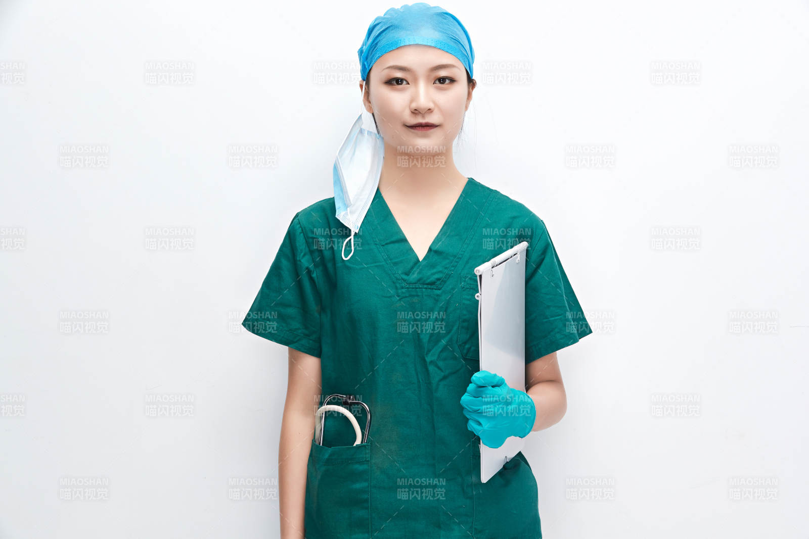 白色背景下的外科手术医疗人员形象图片