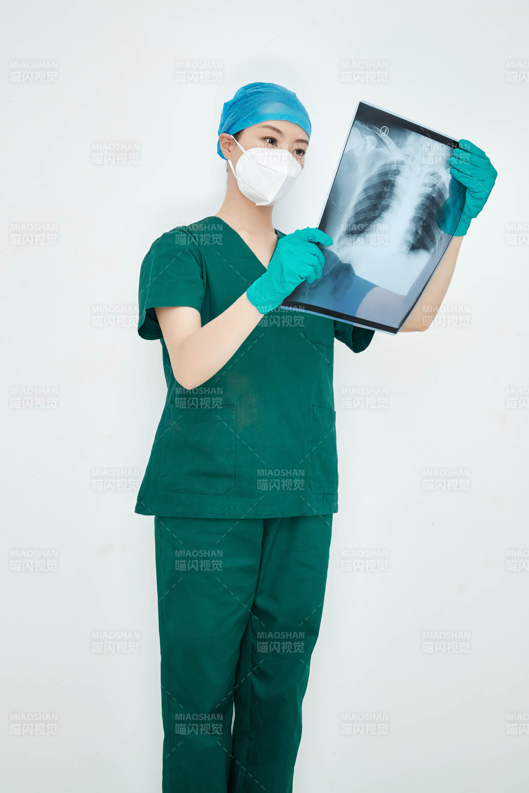 认真查看X光片的外科手术医生图片