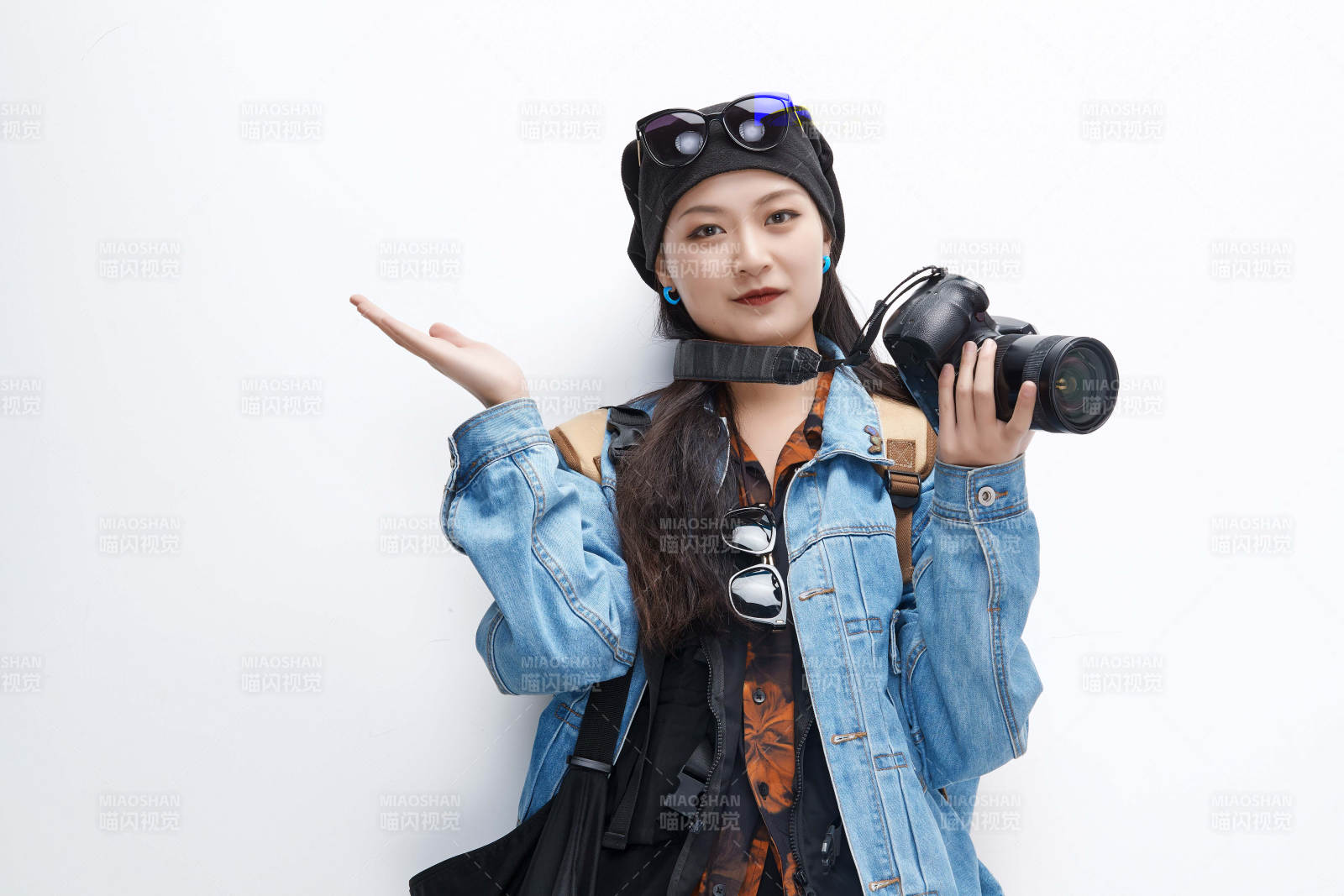 出门旅行手上拿着单反相机的美丽亚洲女孩图片