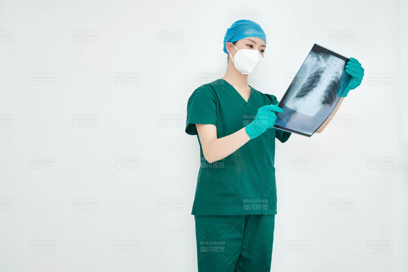 认真查看X光片的外科手术医生图片
