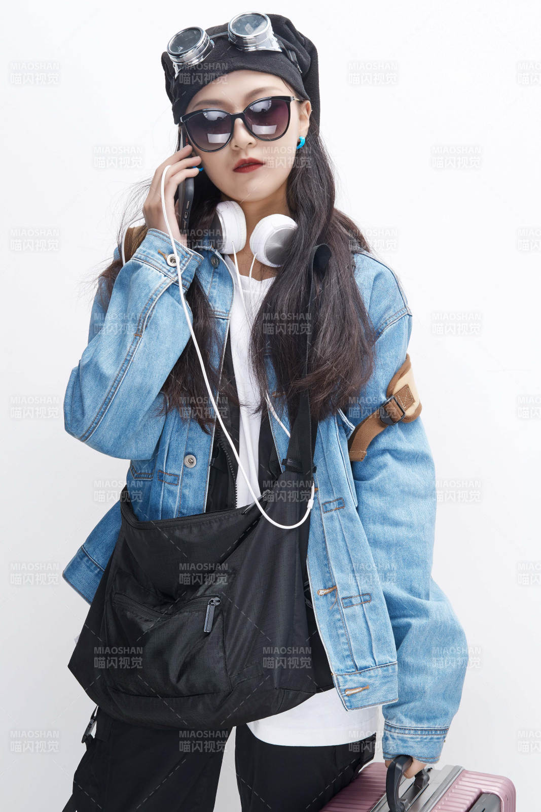 手里拿着手机准备出发的美丽东方女孩图片