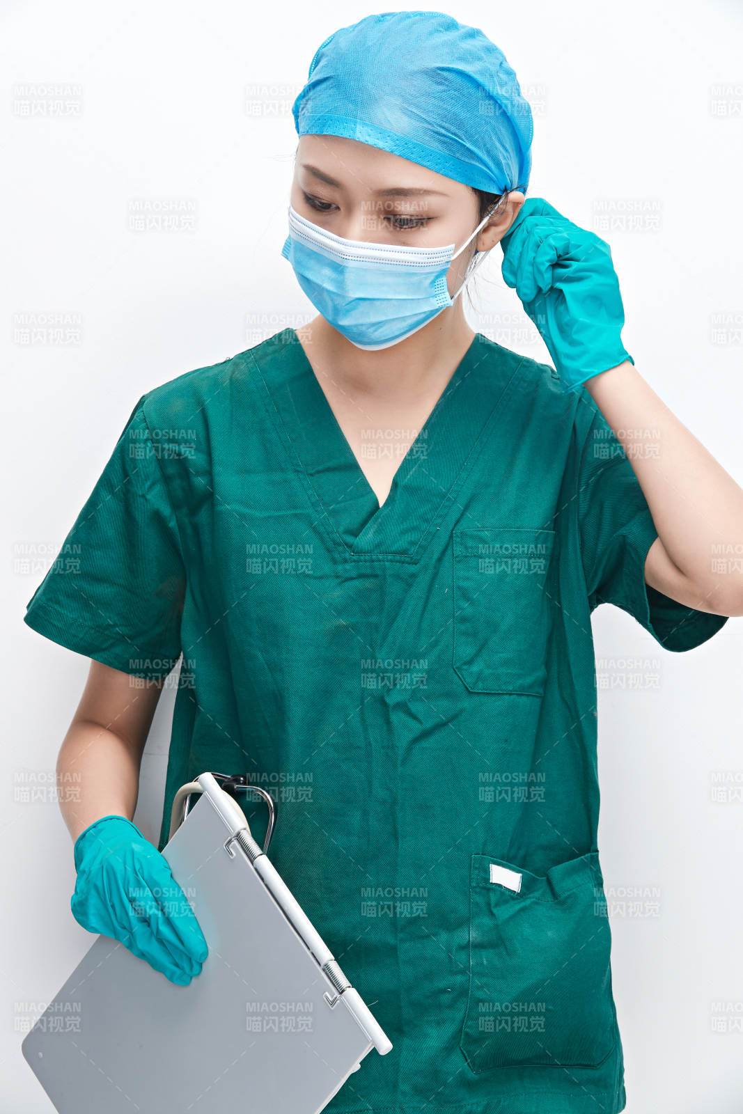 白色背景下的外科手术医疗人员形象图片