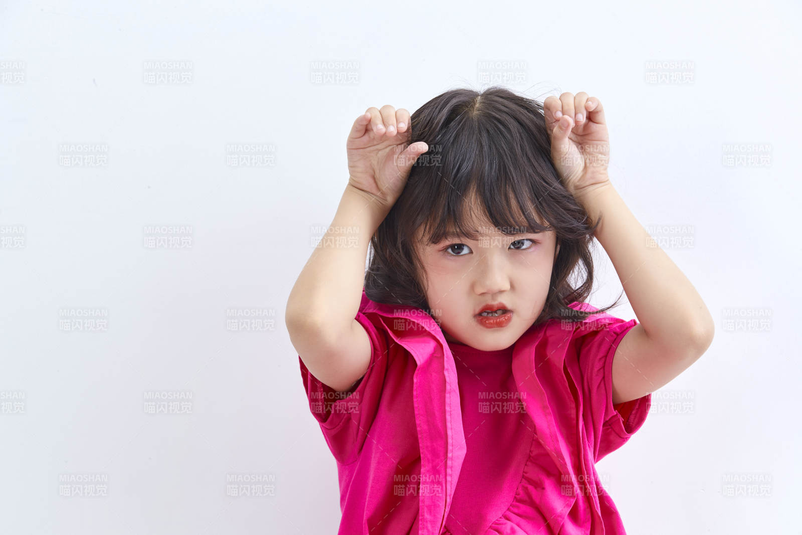 白色背景里坐在凳子上的可爱的亚洲小女孩儿童图片