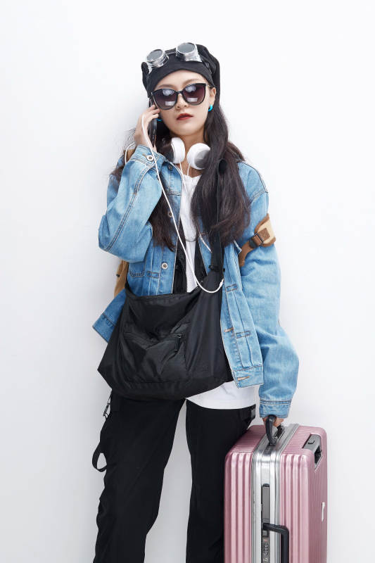 手里拿着手机准备出发的美丽东方女孩图片