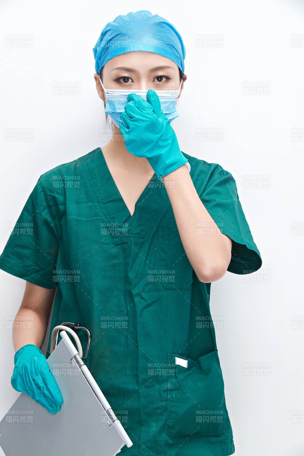 白色背景下的外科手术医疗人员形象图片
