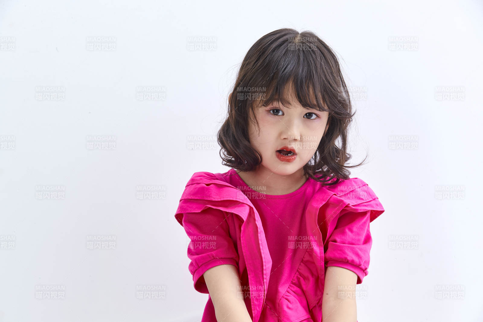 白色背景里坐在凳子上的可爱的亚洲小女孩儿童图片