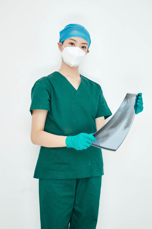 认真查看X光片的外科手术医生图片