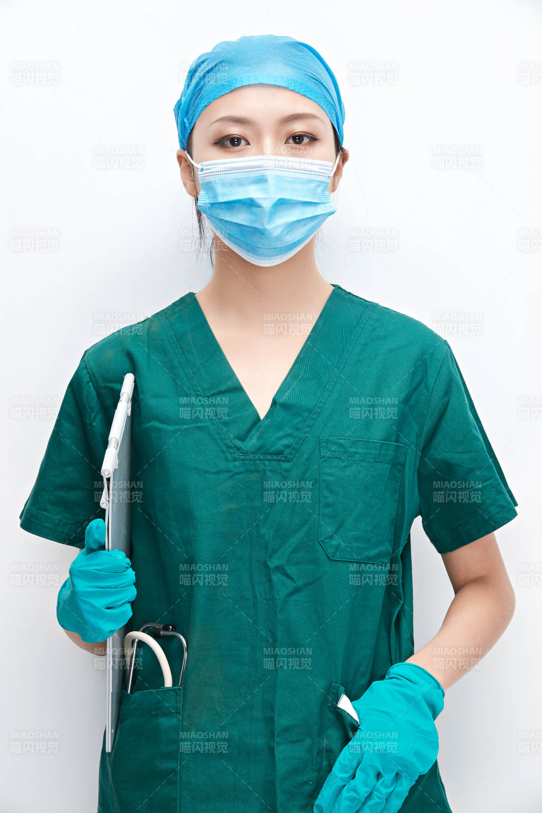 白色背景下的外科手术医疗人员形象图片