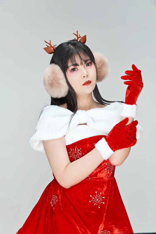 身穿圣诞服饰的性感可爱亚洲少女图片